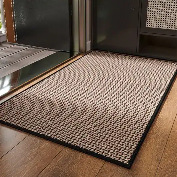 Luxe zwart badmat met geometrisch patroon, antislip, voor badkamer of douche.