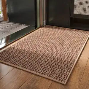 Luxe zwart badmat met geometrisch patroon voor badkamer.