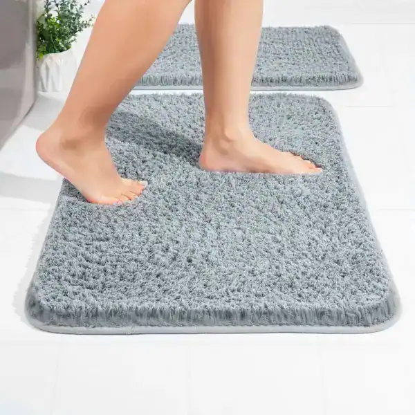 Grijze microvezel badmat met antislip rand, voor badkamer of douche.