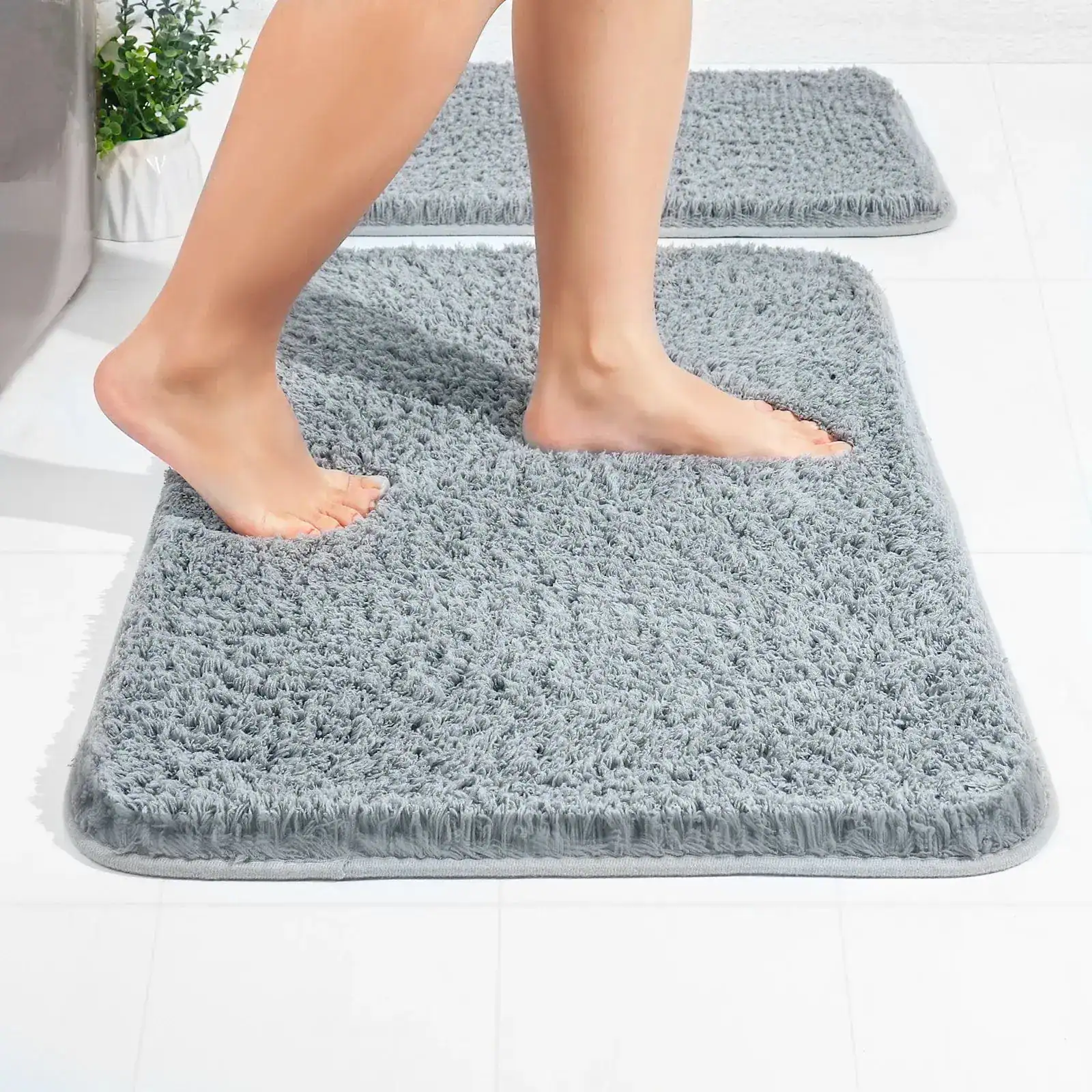 Grijze microvezel badmat met antislip rand, voor badkamer of douche.