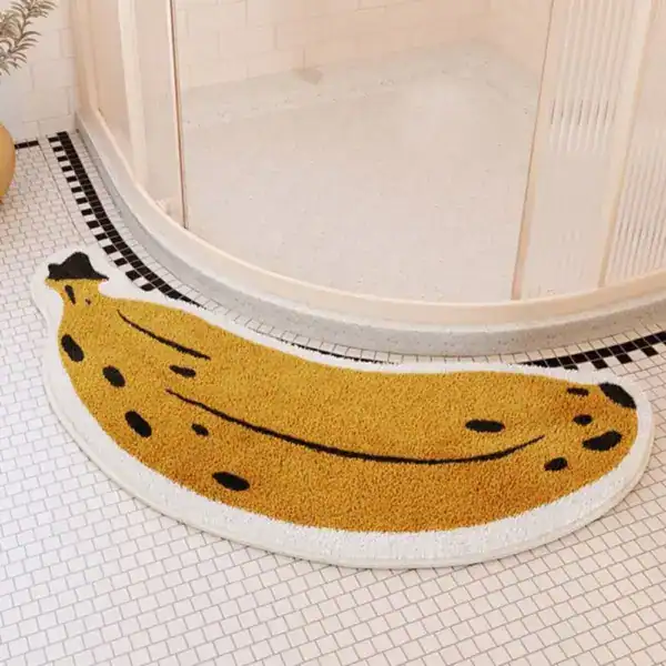 Oker badmat in vorm van een banaan met witte rand, voor de douche.