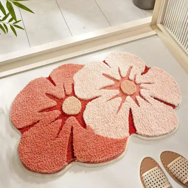 Oudroze badmat in bloemvorm met antislipoppervlak voor badkamer.