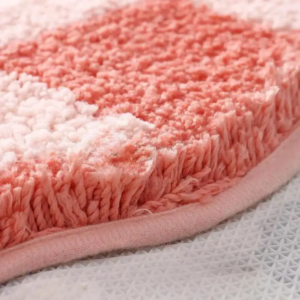 Oudroze badmat met zachte textuur en antislip rand.
