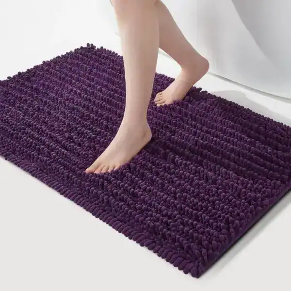 Paarse badmat met antislip textuur, geschikt voor badkamer en douche.