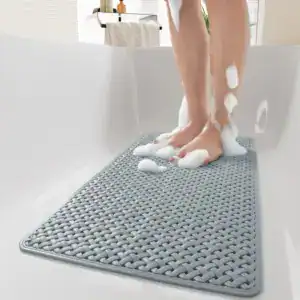 Grijze plastic douchemat met gevlochten textuur voor badkamer.