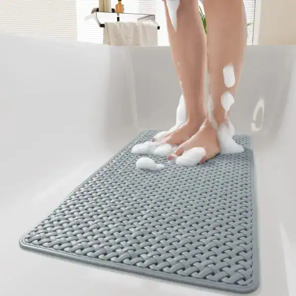 Grijze plastic douchemat met gevlochten textuur voor badkamer.
