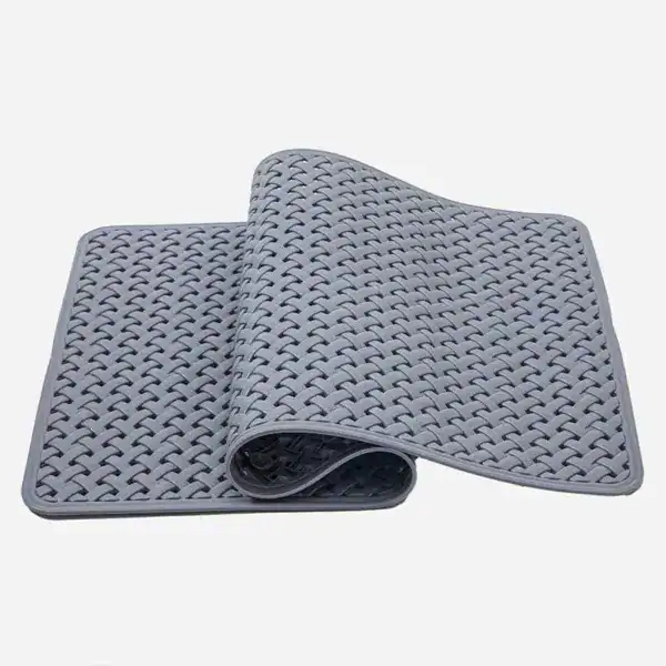 Grijze plastic douchemat met antislip textuur, vouwbaar voor badkamer.