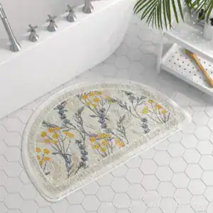 Ronde badmat beige met bloemenprint voor badkamer.