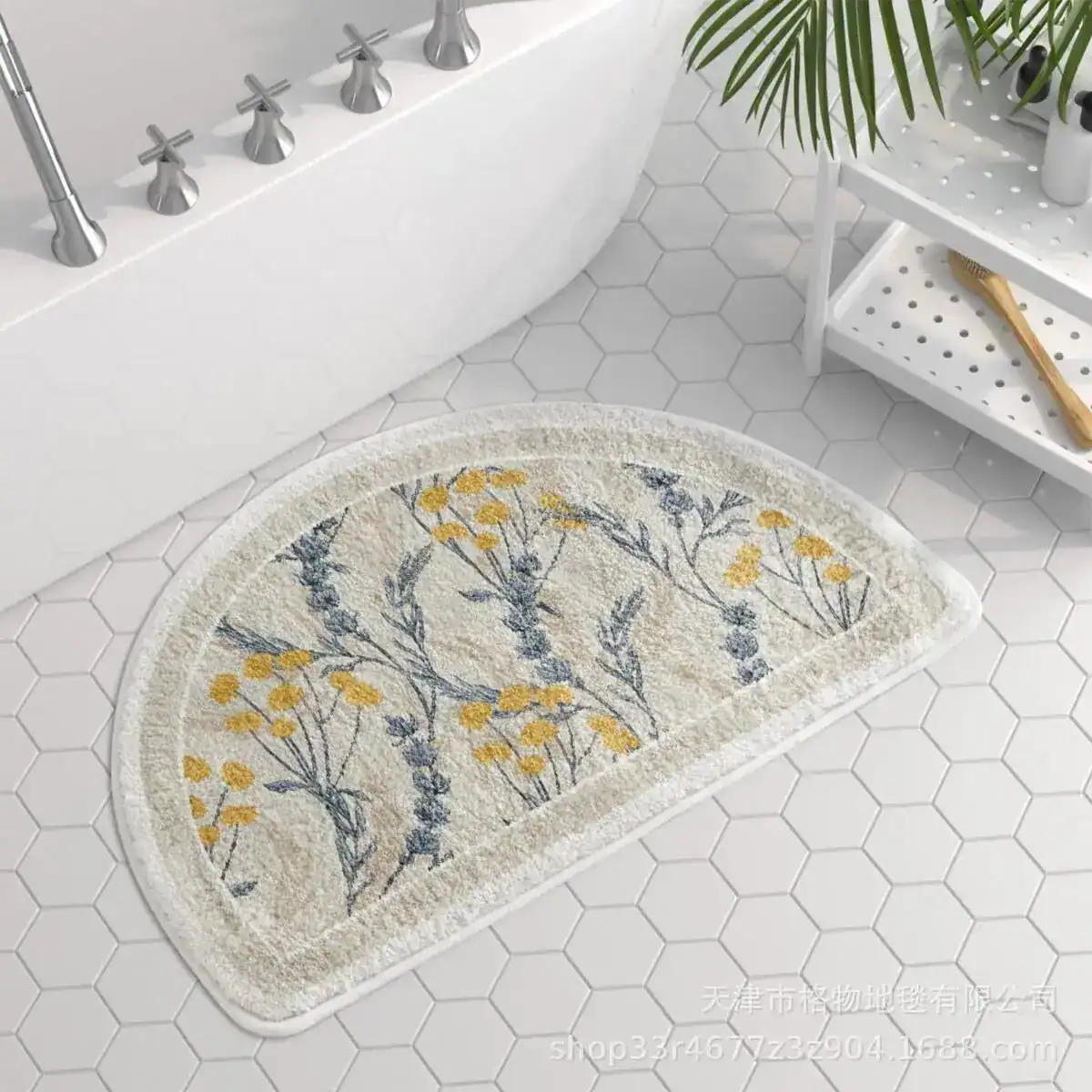 Ronde badmat beige met bloemenprint voor badkamer.