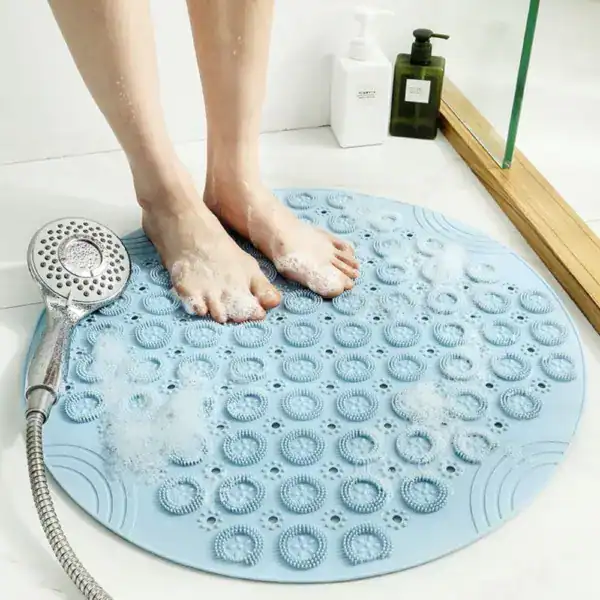 Ronde blauwe douchemat met antislip textuur in de douche.