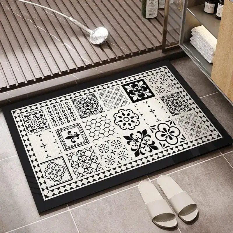 Zwart-wit rubber badmat met antislip patroon in de badkamer.