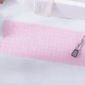 Roze rubberen antislipmat voor bad, met stippenpatroon en douchekop erop.