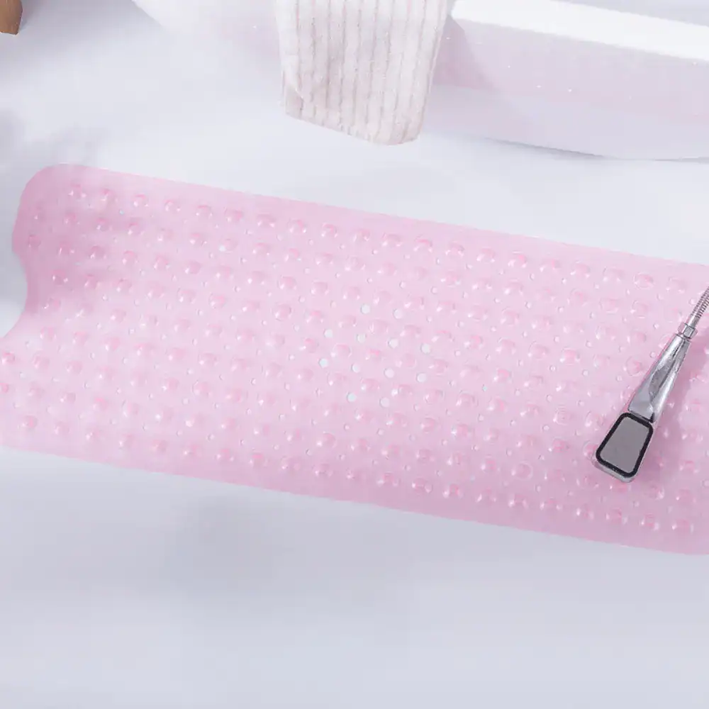 Roze rubberen antislipmat voor bad, met stippenpatroon en douchekop erop.
