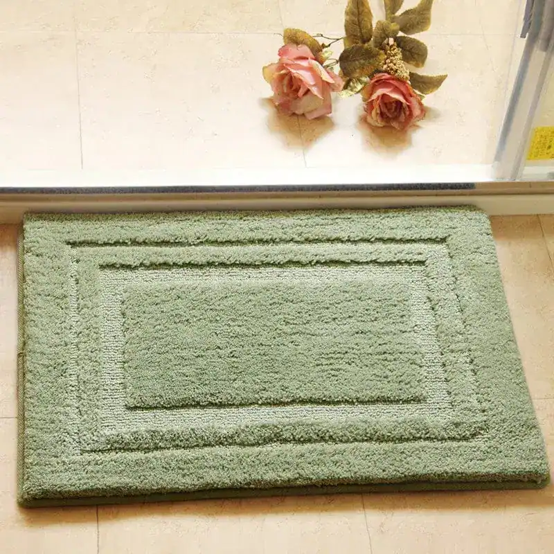 Groene badmat met gestreepte rand, geschikt voor badkamer en douche.