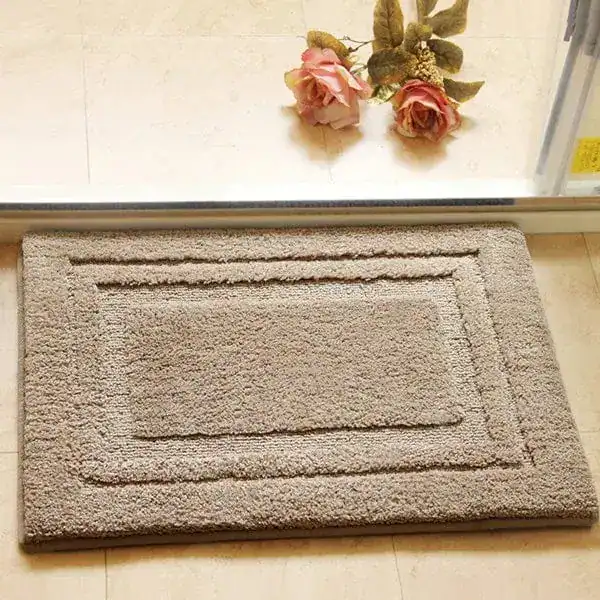 Grijze badmat met dubbele rand, geschikt voor badkamer en douche.