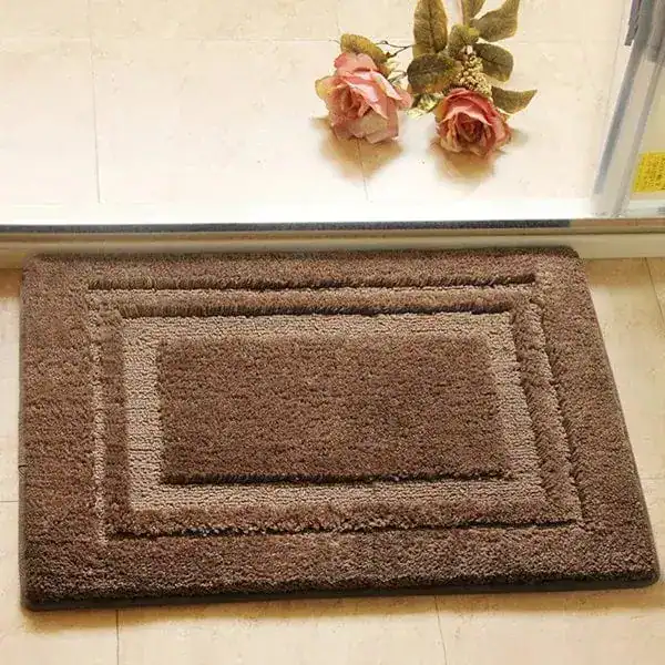 Bruine badmat met dubbele rand, geschikt voor badkamer en douche.