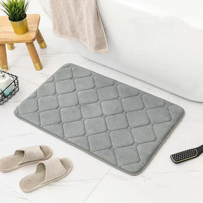 Grijze traagschuim badmat met antislip structuur voor badkamer.