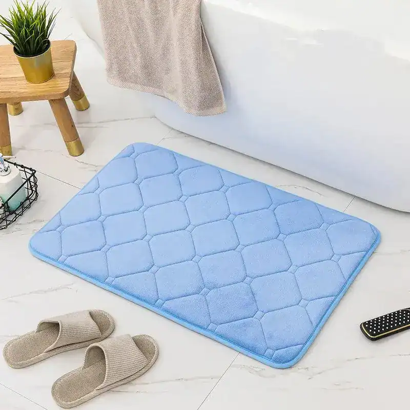 Blauwe traagschuim badmat met kussentjespatroon voor de badkamer.