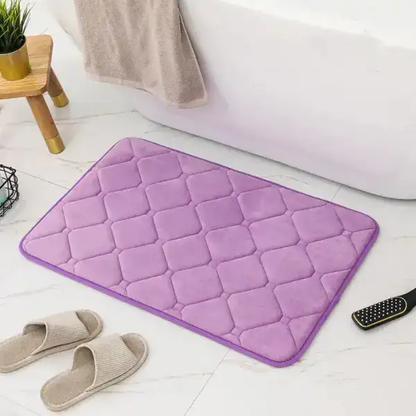 Lila traagschuim badmat met ruitpatroon voor badkamer.