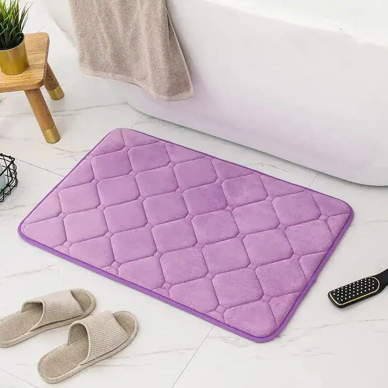 Lila traagschuim badmat met ruitpatroon voor badkamer.