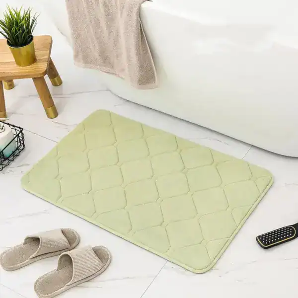 Lichtgroene traagschuim badmat met antislip textuur voor badkamer.