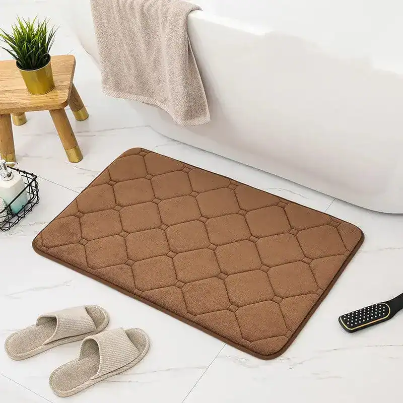 Bruine traagschuim badmat met antislip textuur voor badkamer.