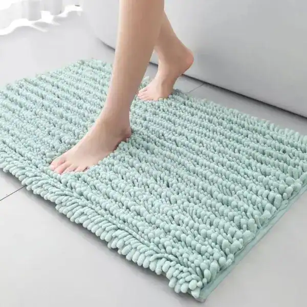 Turquoise badmat met antislip oppervlak voor badkamer.