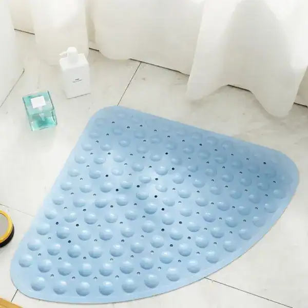 Lichtblauwe antislip douchemat met bolletjes voor veilig staan in de douche.