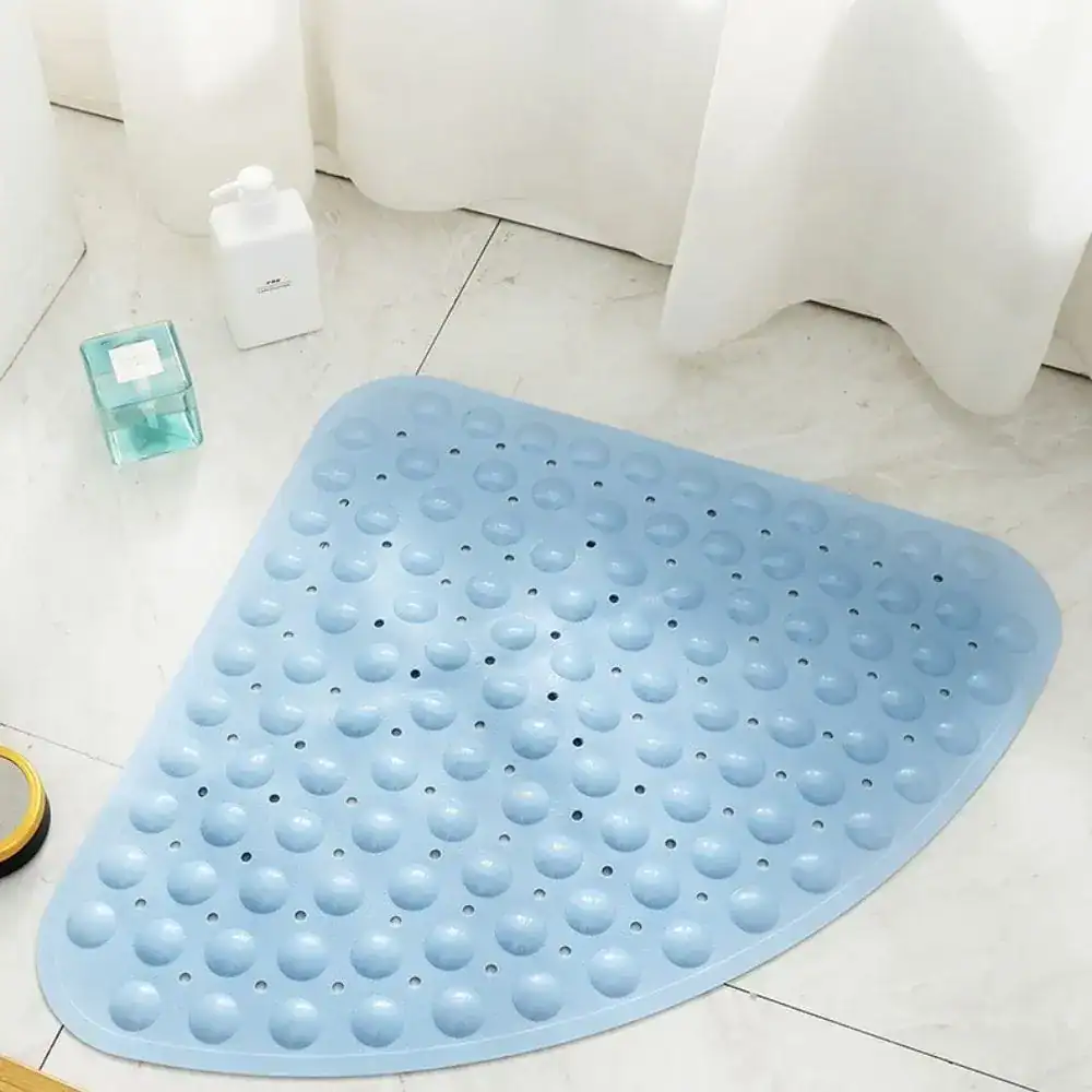 Lichtblauwe antislip douchemat met bolletjes voor veilig staan in de douche.