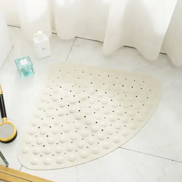 Antislip douchemat in wit, met bolletjes voor veiligheid in de badkamer.