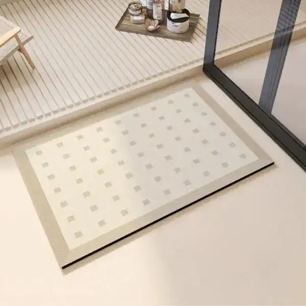 Wit vrijstaand badmat met zwart randje en vierkant patroon voor badkamer.