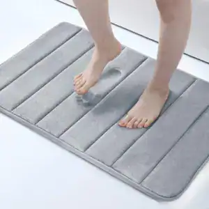 Grijze wasbare badmat met gestreepte textuur voor de badkamer.