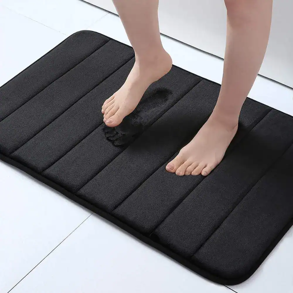 Zwarte wasbare badmat met antislip structuur, geschikt voor badkamer en douche.