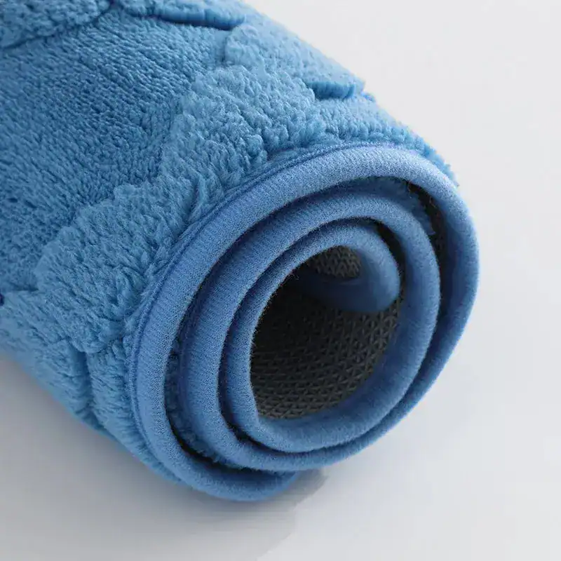 Blauwe badmat met waterabsorberende structuur en antislip onderkant.