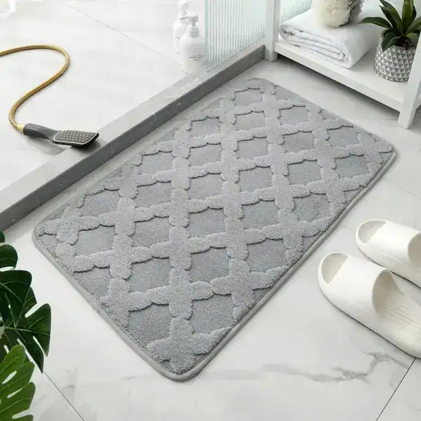 Grijze badmat met patroon, waterabsorberend, voor badkamer en douche.