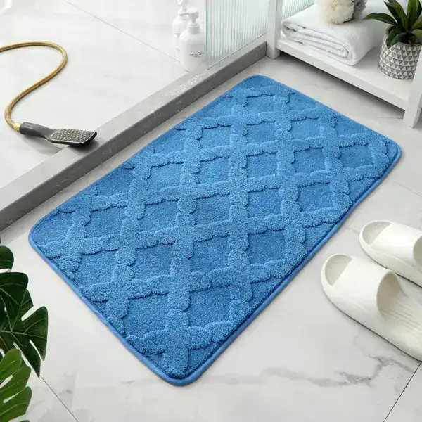 Blauwe badmat met patroon, water absorberend, voor badkamer.