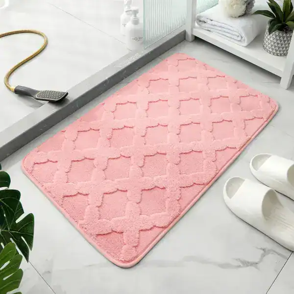 Roze badmat met antislip textuur in de badkamer.