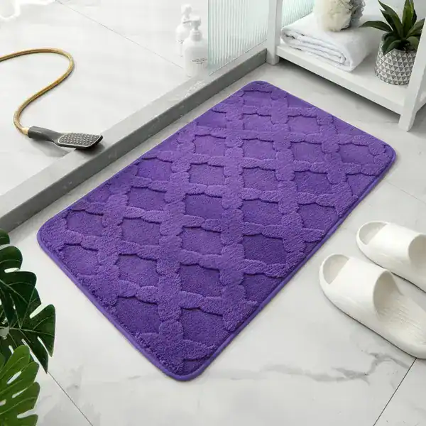 Paarse badmat met antislip textuur in de badkamer.