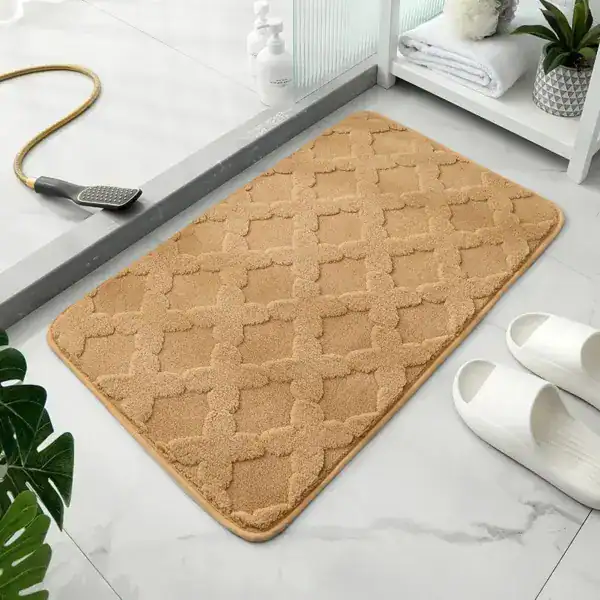 Bruine badmat met antislip textuur in de badkamer.