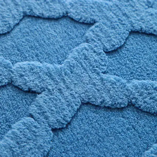 Blauwe badmat met waterabsorberende textuur en antislippatroon.