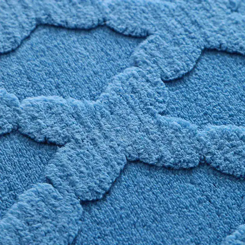 Blauwe badmat met waterabsorberende textuur en antislippatroon.