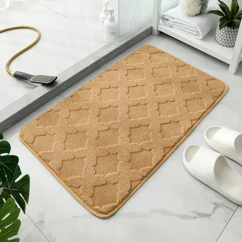 Bruine badmat met antislip textuur in de badkamer.