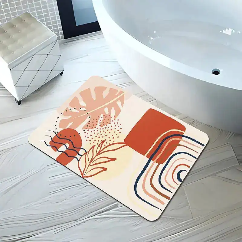 Waterabsorberende badmat met tropisch patroon, geplaatst voor een witte badkuip.