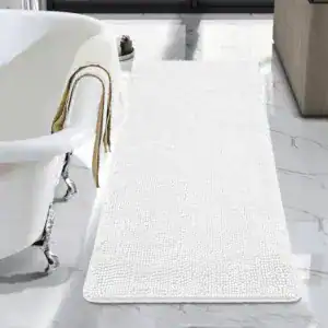 Witte badmat groot met antislip textuur in moderne badkamer.