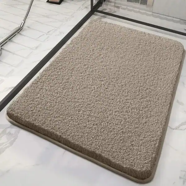 Zachte beige douchemat met fransrand, geschikt als badkamermat voor antislip.