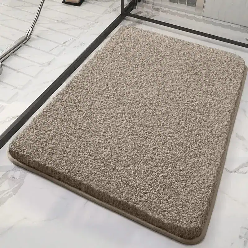Zachte beige douchemat met fransrand, geschikt als badkamermat voor antislip.