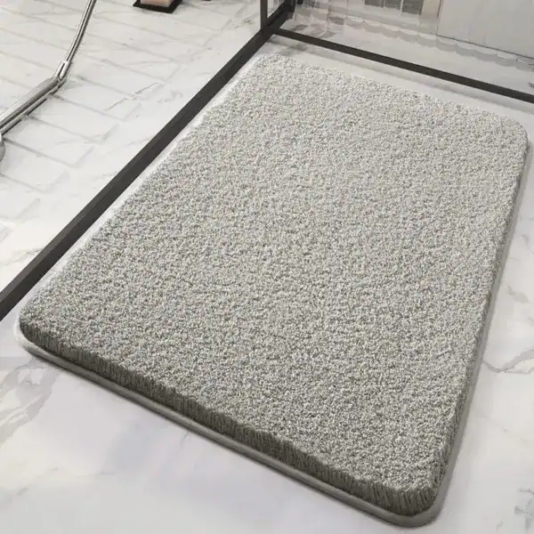 Zachte grijs badkamermat met antislip rand, voor douche of bad.