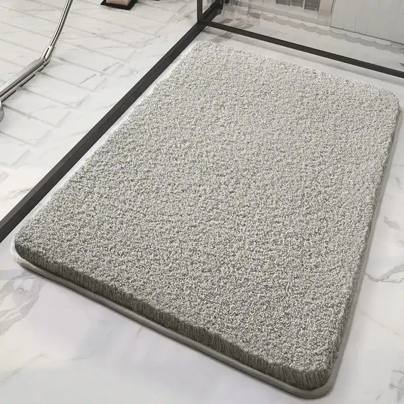 Zachte grijs badkamermat met antislip rand, voor douche of bad.