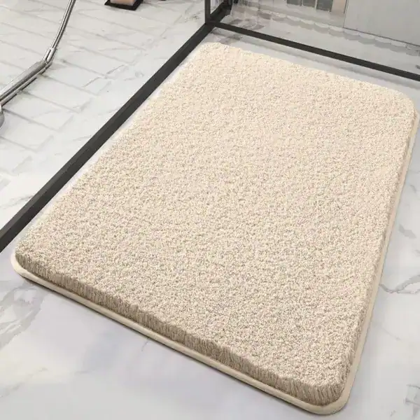 Zachte beige douchemat met antislip rand, voor badkamer.