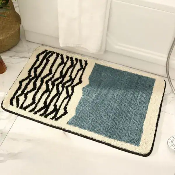 Zwart wit badmat met blauwe vlek en zebra print, antislip badkamermat.